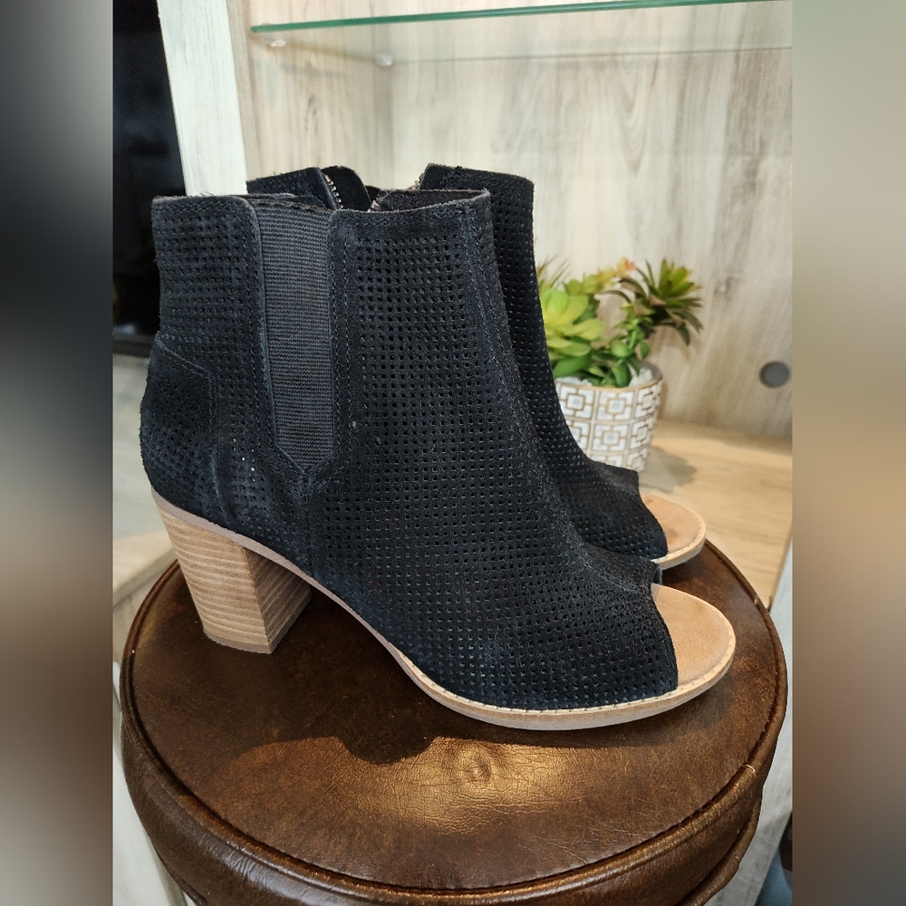 Tom black zip up booties SZ 9 used good excellent condition
